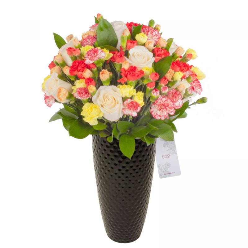 Pamela Rosas Blancas - Florero negro con rosas y claveles - Imagen 1