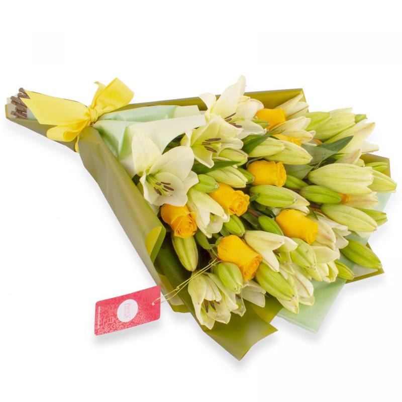 Ramo de flores - Ramo con liliums blancos y rosas ecuatorianas amarillas - Imagen 1