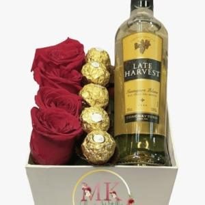 Box Cuadrado 4 Rosas, Bombones y Vino Late Harvest - Imagen 1