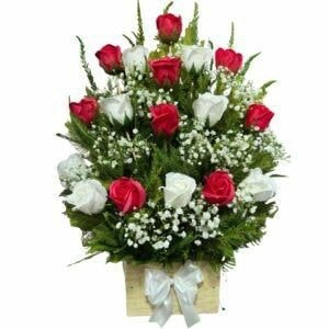 Base de 18 Rosas Blancas y Rojas Eternas - Imagen 1