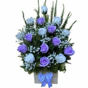 Base de 18 Rosas Blancas y Lila Eternas - Imagen 1