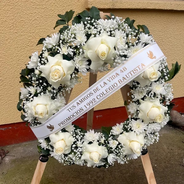 Corona de 60 cm con atril incluido, cinta personalizada