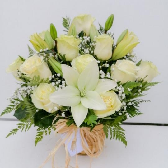 CANASTO DE ROSAS Y LILIUM - Imagen 1