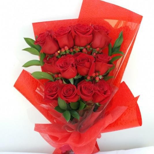 BOUQUET DE 12 ROSAS ROJAS - Imagen 1