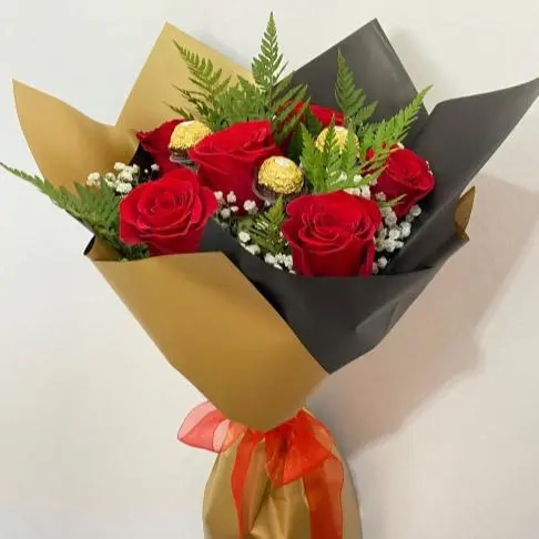 RAMO DE ROSAS Y CHOCOLATES