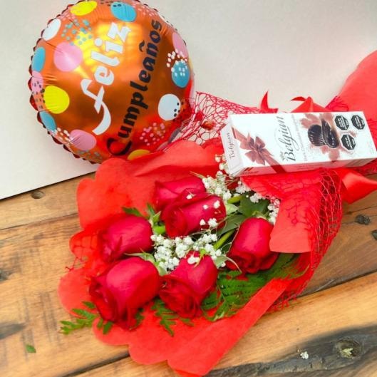 RAMO DE 6 ROSAS CON GLOBO Y CHOCOLATE - Imagen 1