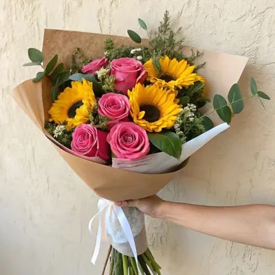 RAMO DE ROSAS ROSADAS Y GIRASOLES