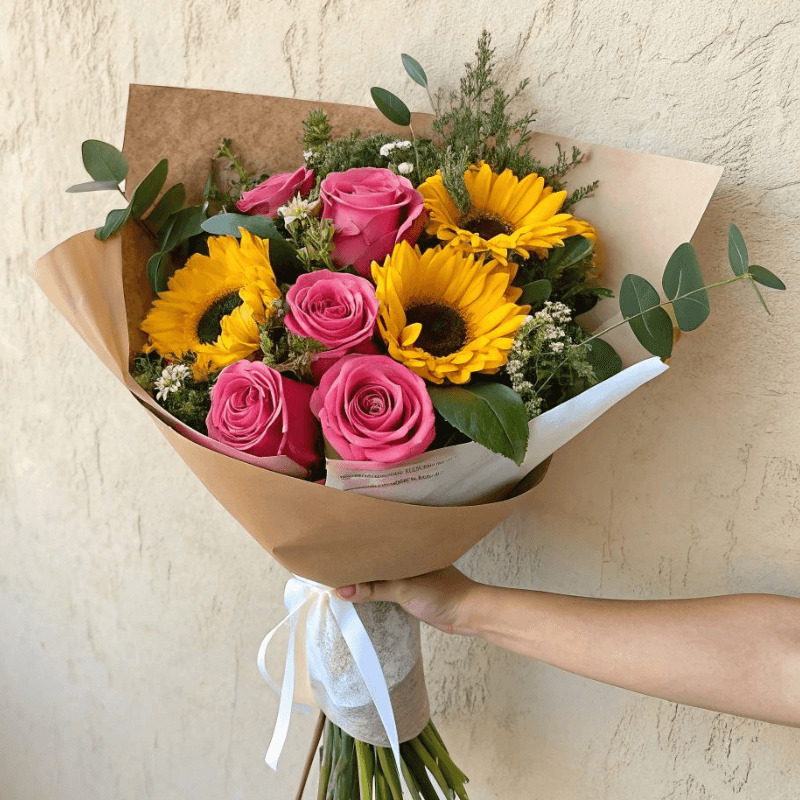 RAMO DE ROSAS ROSADAS Y GIRASOLES - Imagen 1