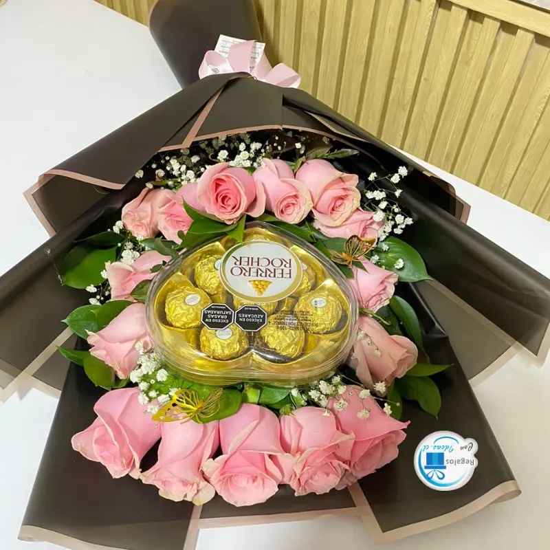 RAMO DE 15 ROSAS MAS CHOCOLATES FERRERO CORAZON