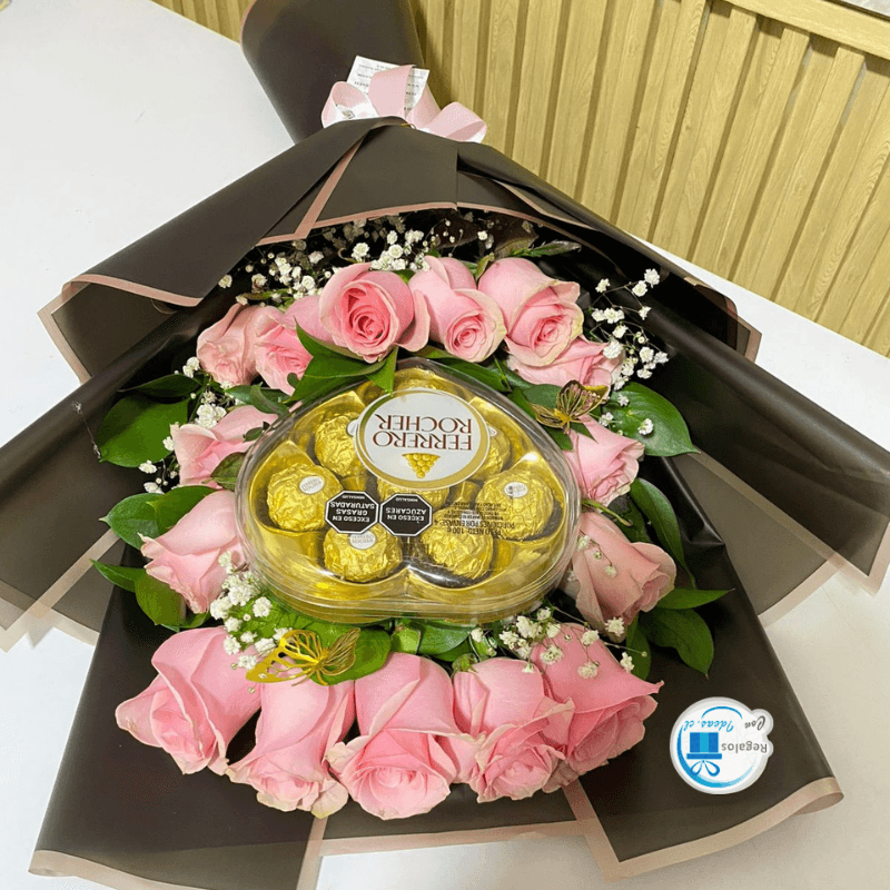 RAMO DE 15 ROSAS MAS CHOCOLATES FERRERO CORAZON - Imagen 1