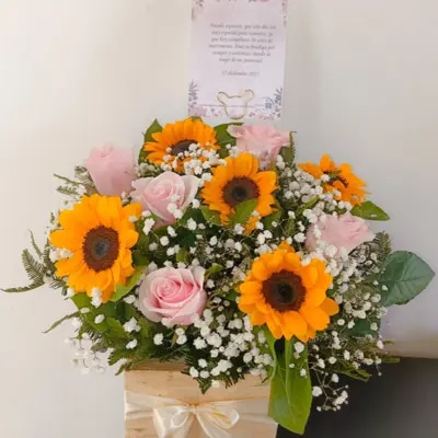 ARREGLO DE ROSAS Y GIRASOLES
