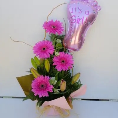 RAMO DE GERBERAS Y LILIUM MAS GLOBOS