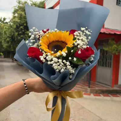RAMO DE UN GIRASOL Y ROSAS