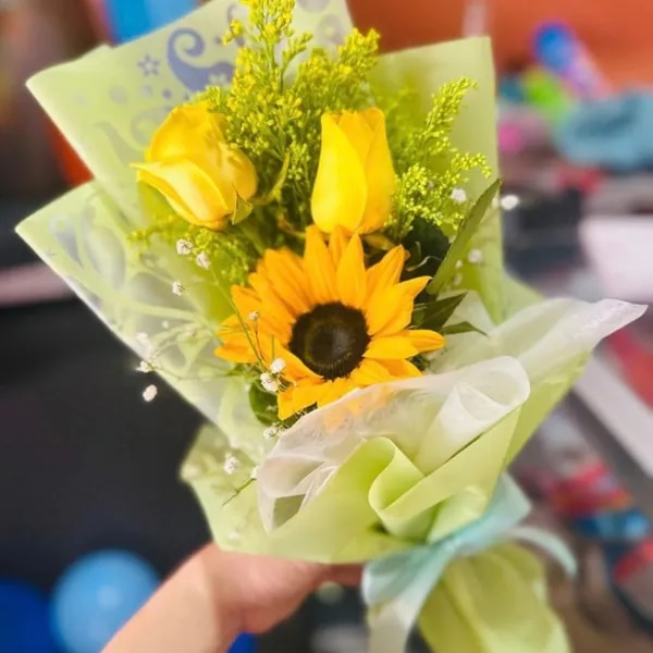 RAMO DE GIRASOL Y ROSAS