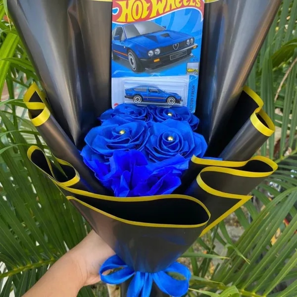 RAMO DE 1 HOT WHEELS Y 4 ROSAS ETERNAS