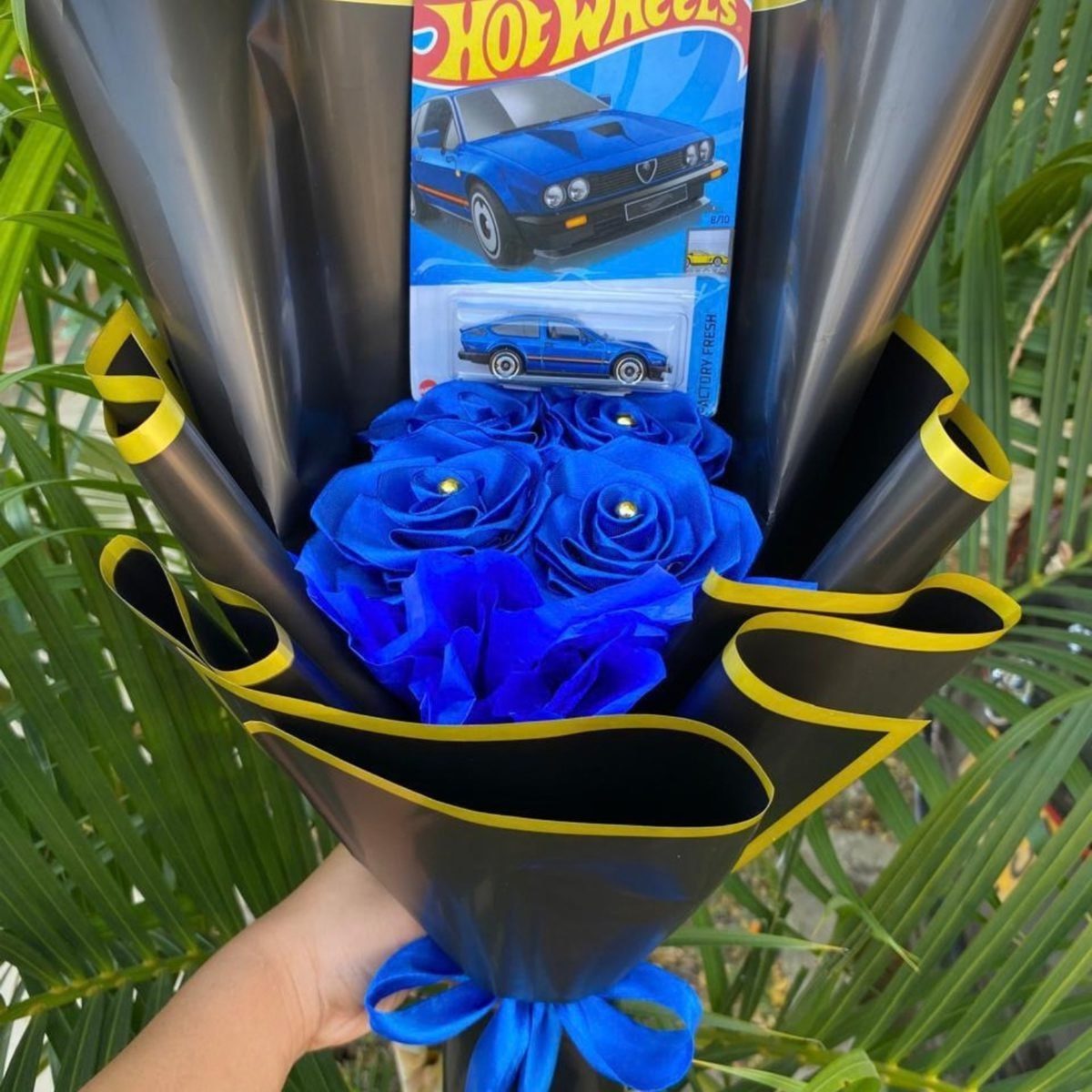 RAMO DE 1 HOT WHEELS Y 4 ROSAS ETERNAS - Imagen 1