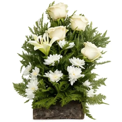 Arreglo caridad 4 rosas 1 lilium y margaritas