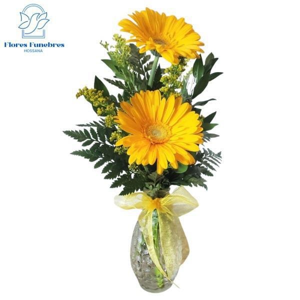 Florero de vidrio 2 gerberas y follaje - Imagen 1