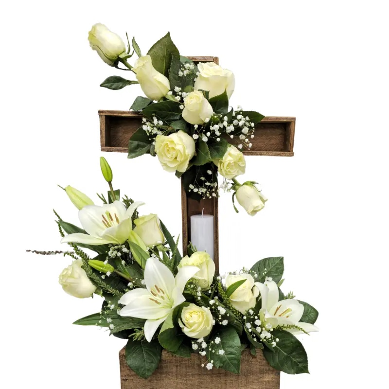Base cruz 12 rosas 2 lilium y velon