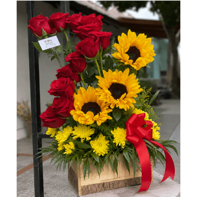 Arreglo Cascada de Rosas y Girasoles