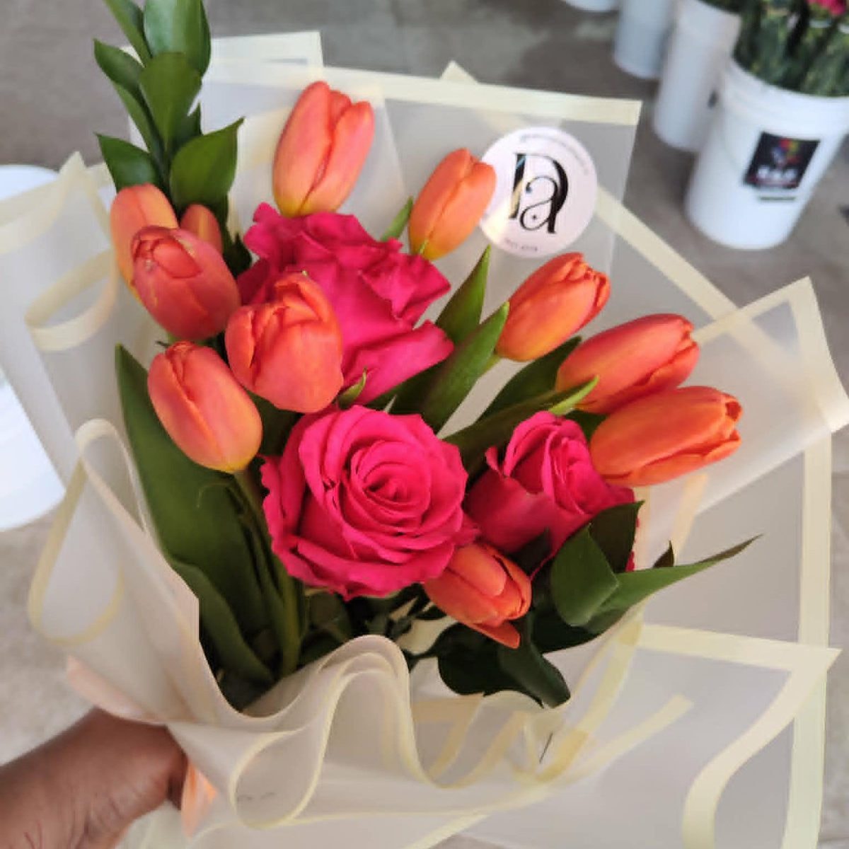 Ramo Tulipanes y Rosas - Imagen 1