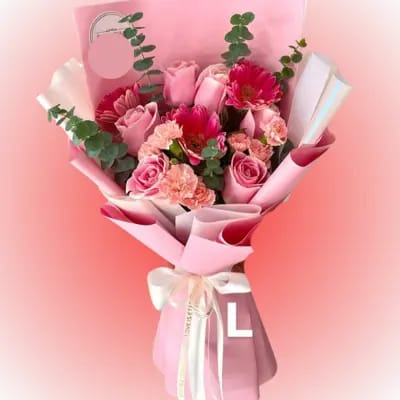 Ramo de 5 rosas, 3 gerberas, flores de temporada y follaje