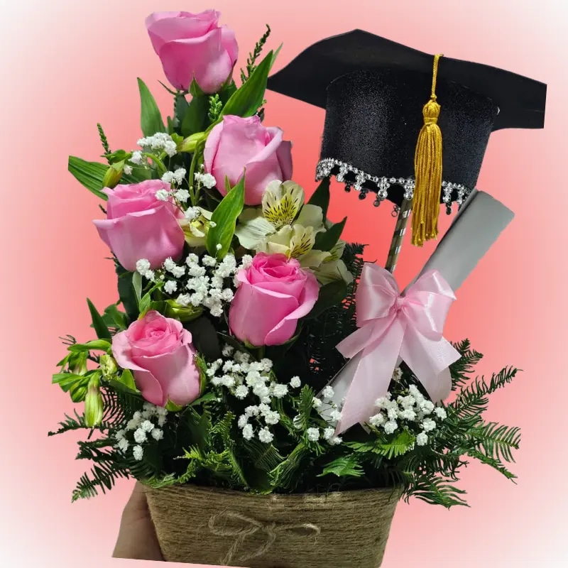 Arreglo 5 rosas de graduación birrete y diploma