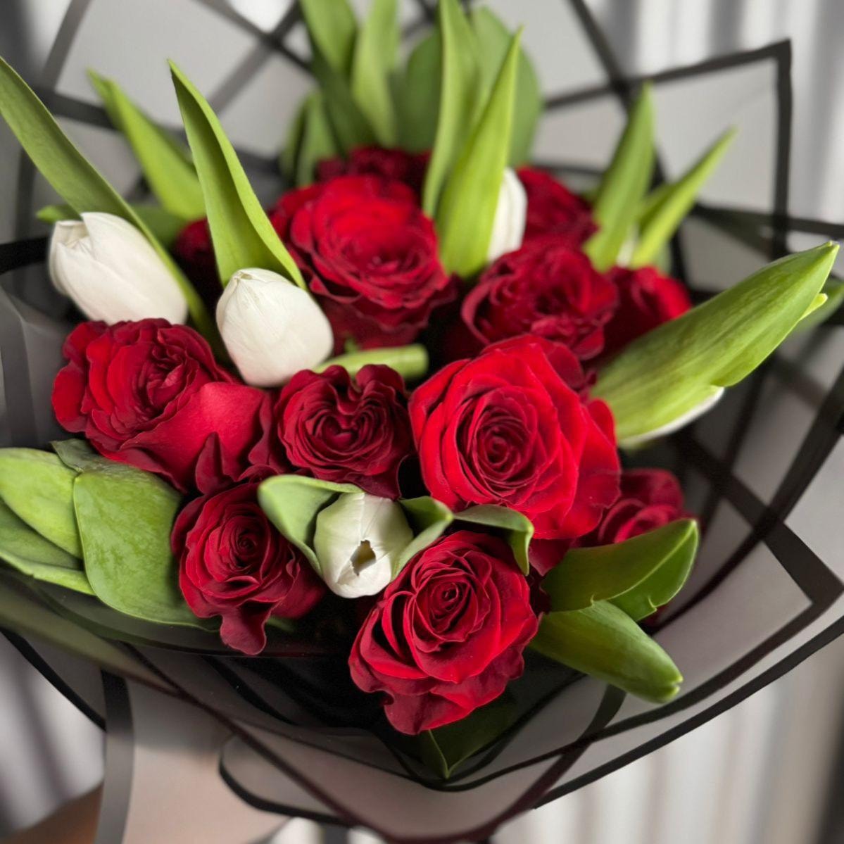 Ramo con 10 rosas rojas y 10 tulipanes blancos - Imagen 1