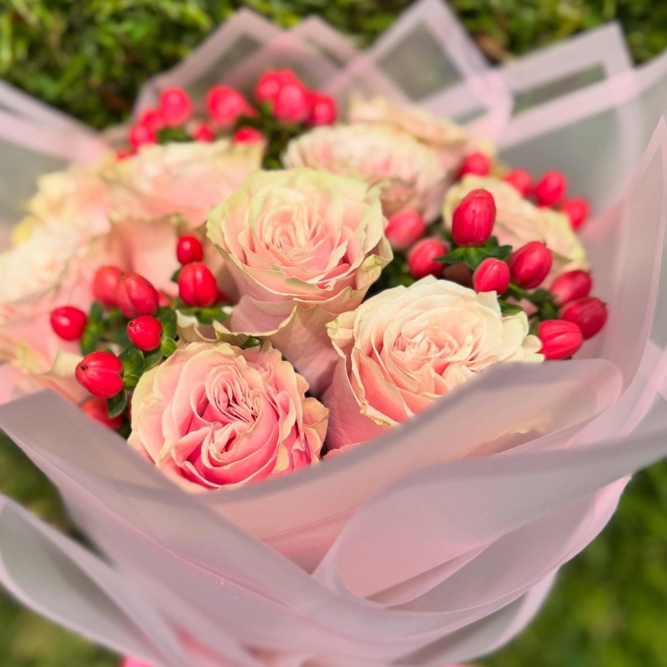 Ramo de rosas con hipericum - Imagen 1