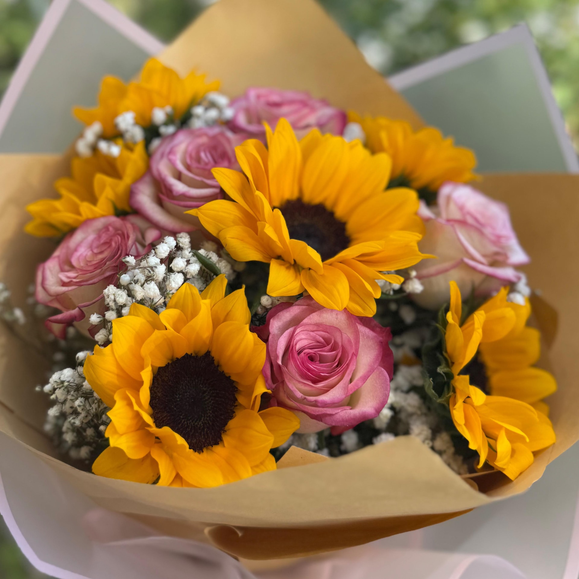 Ramo Girasoles y rosas - Imagen 1