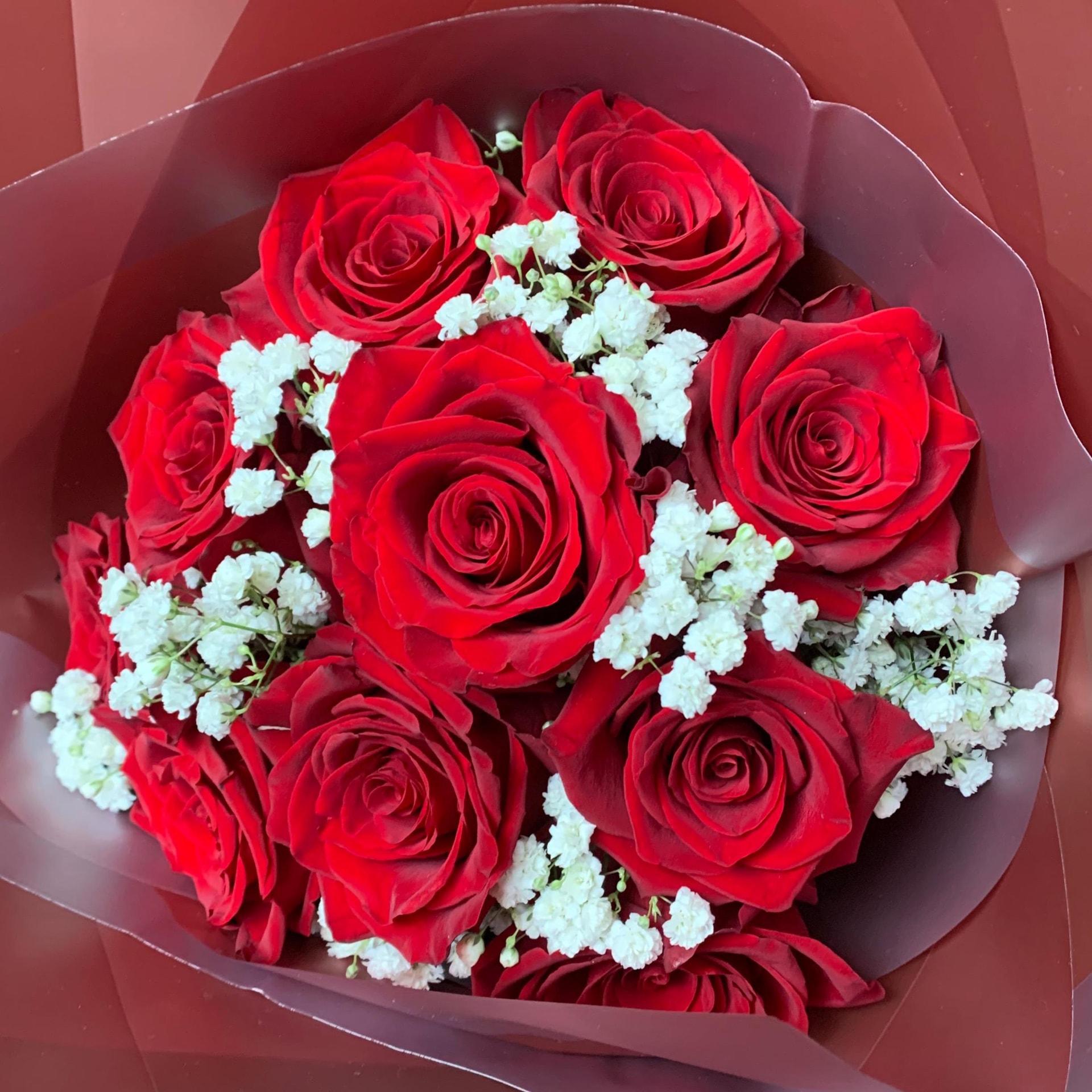 Ramo de 12 rosas rojas y gypso - Imagen 1