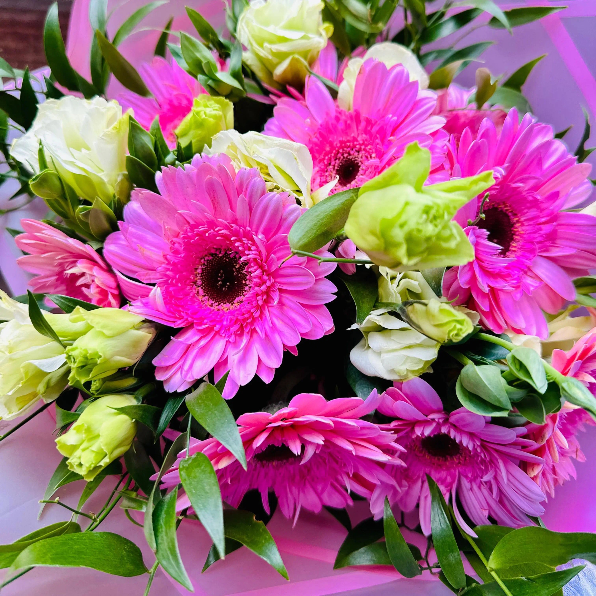 Ramo de gerberas y lisianthus