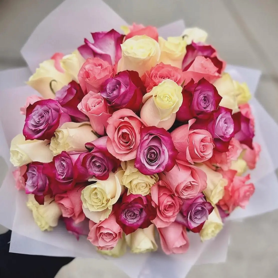 Ramo de 50 rosas variadas
