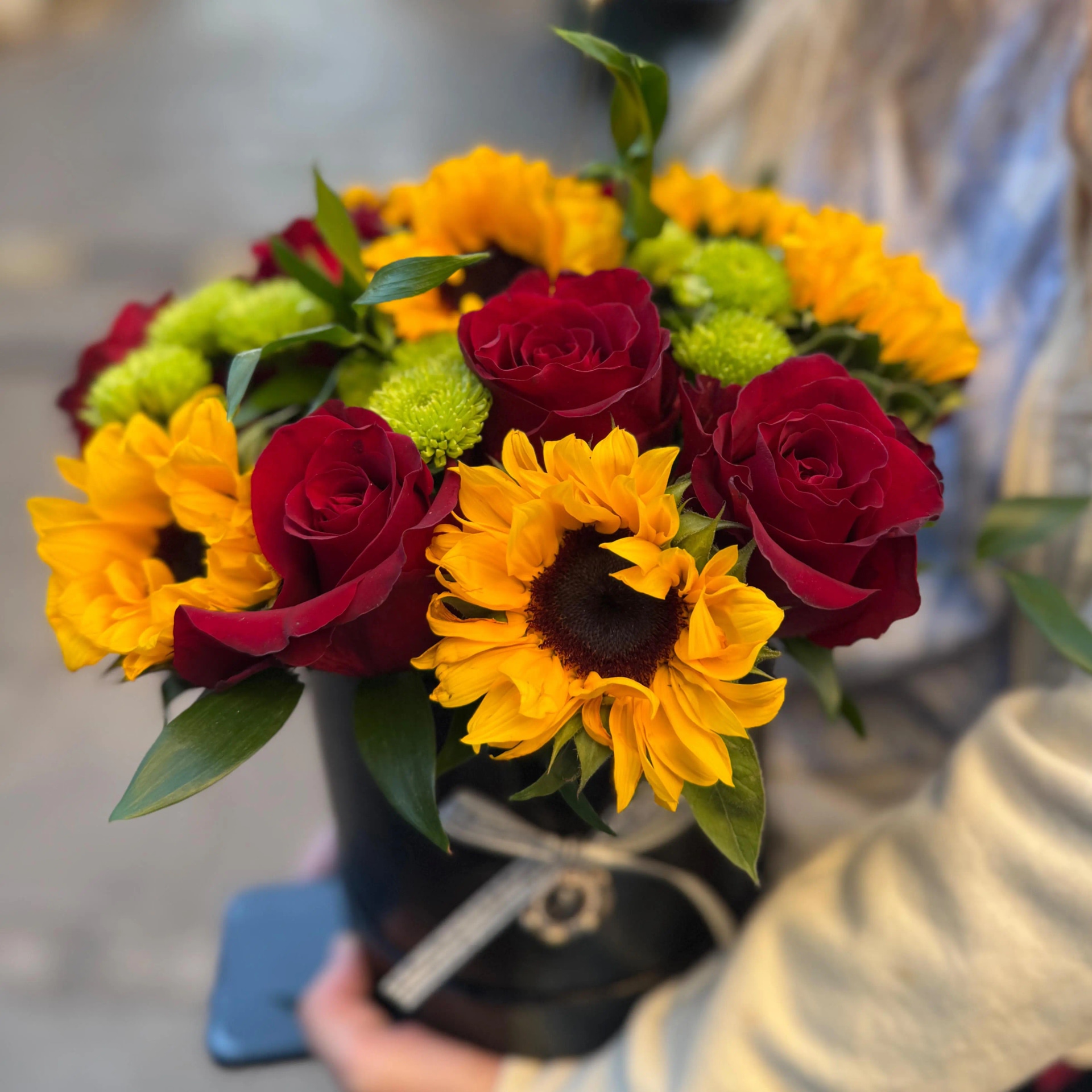 Box de flores frescas girasoles y rosas