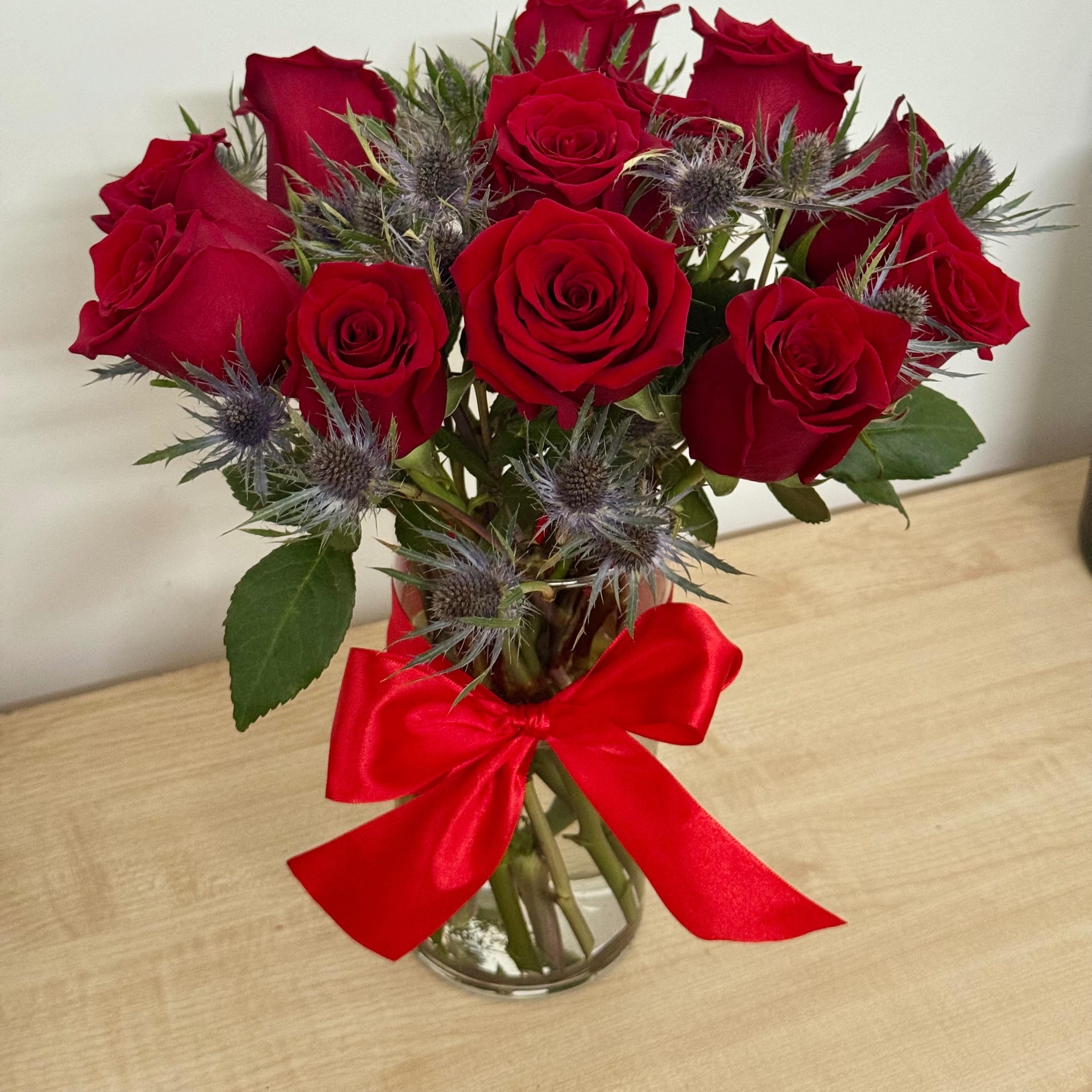 Florero con 12 rosas rojas y eringíos - Imagen 1