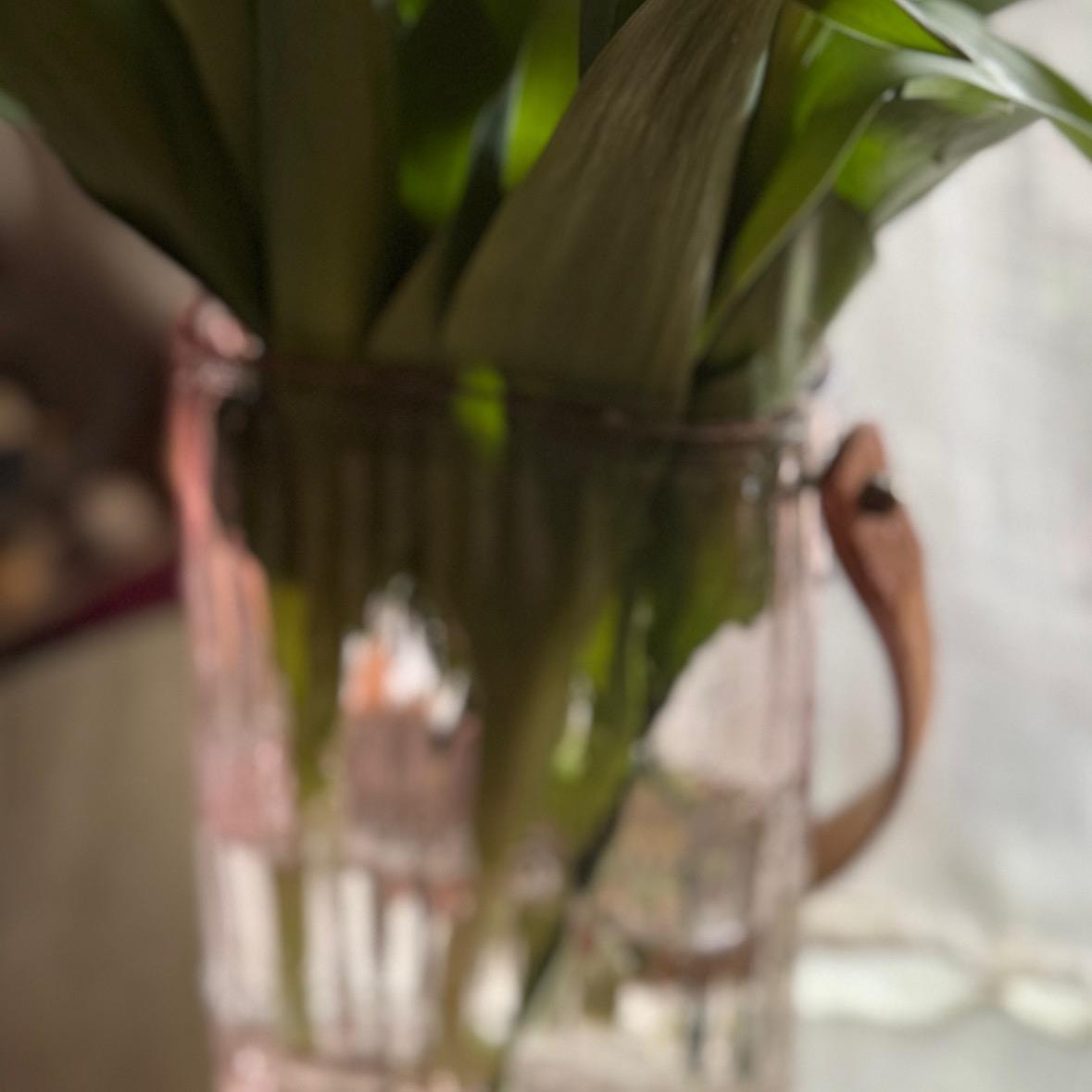 Tulipanes en florero - Imagen 1