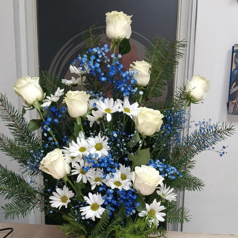 Arreglo-canasta con rosas - Imagen 1