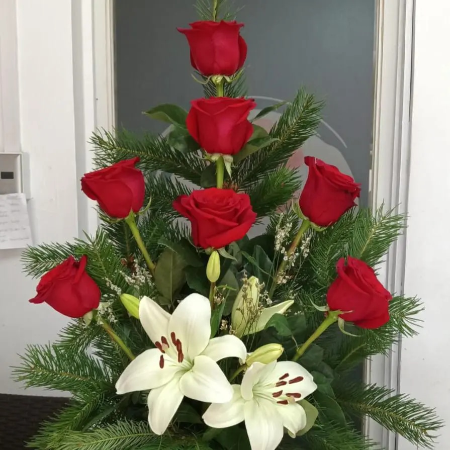 Elegancia carmesí - arreglo 7 rosas y liliums blancos