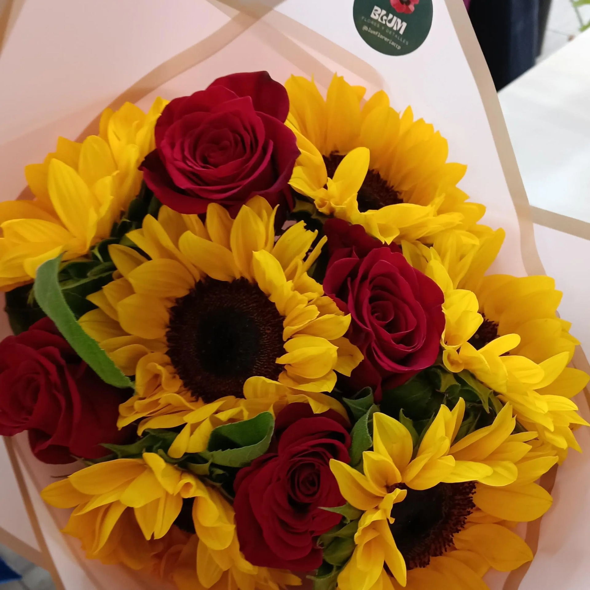 Radiante alegría- girasoles y rosas