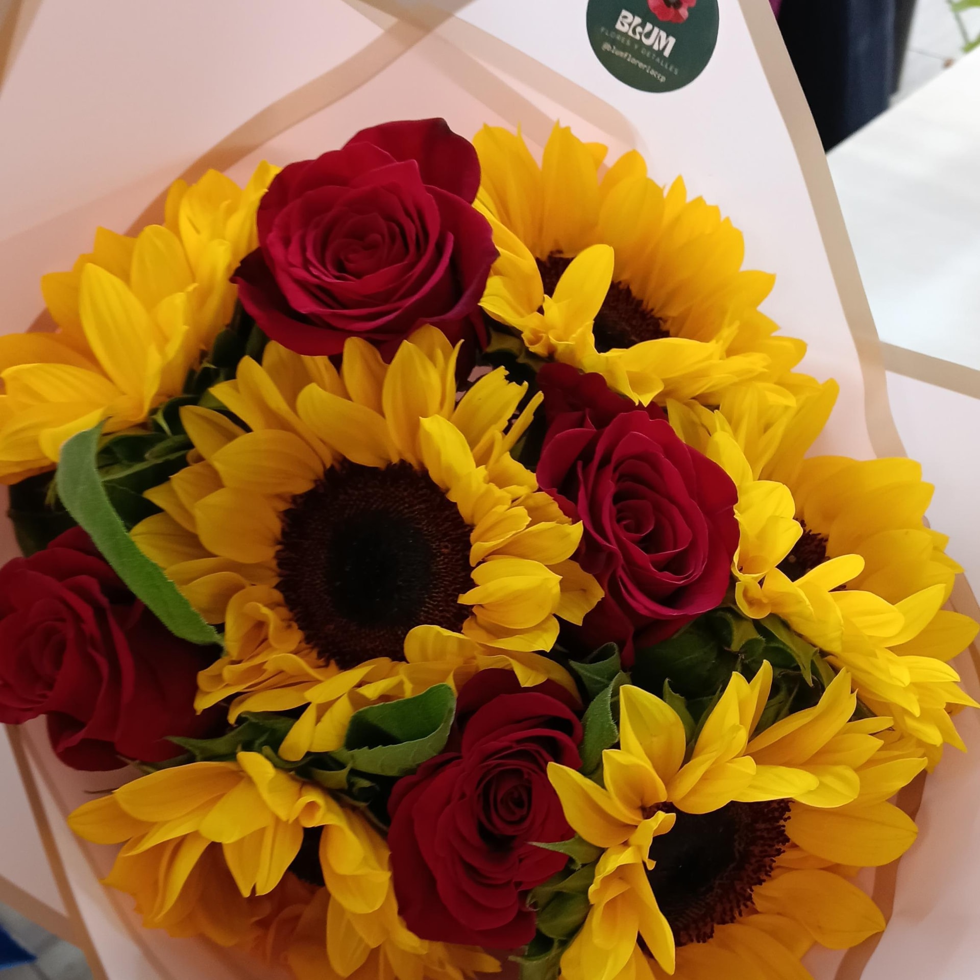 Radiante alegría- girasoles y rosas - Imagen 1