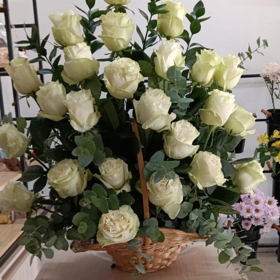 Canasta de rosas- Blanca Armonía - Imagen 2