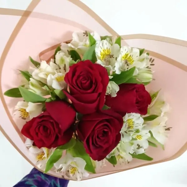 Amor en flor- rosas y alstroemerias