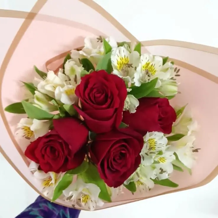 Amor en flor- rosas y alstroemerias