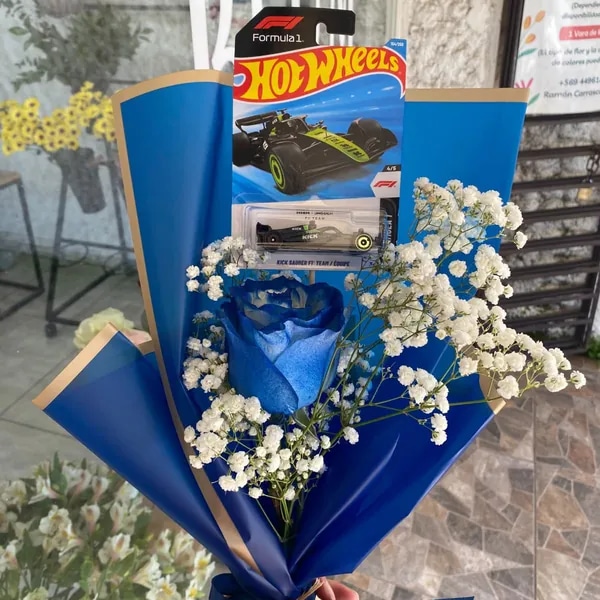 Arreglo hotwheels + rosa azul