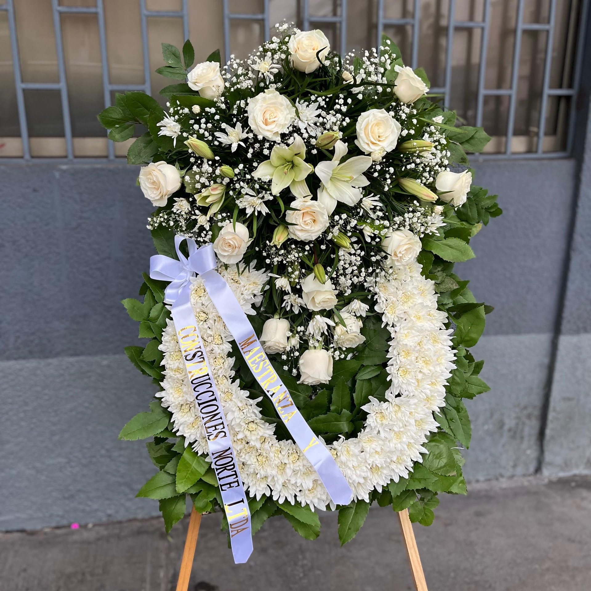 Corona fúnebre 🕊️🤍 - Imagen 1