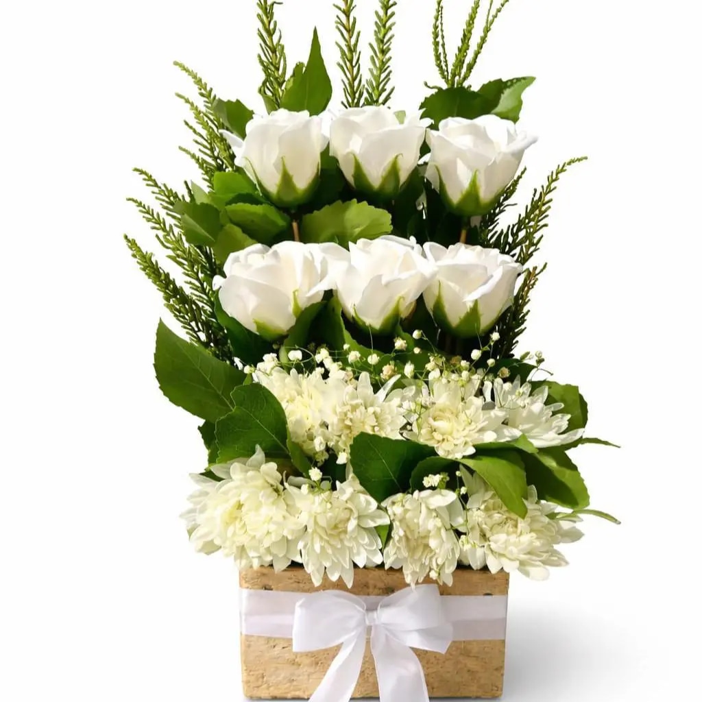 Arreglo escalera (rosas blancas eternas de jabón)