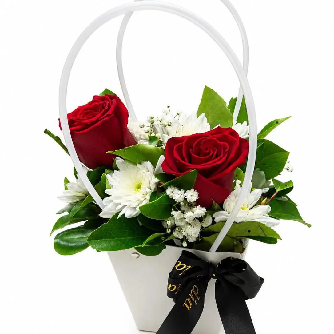 ARREGLO DE CARTERA BLANCA CON 2 ROSAS