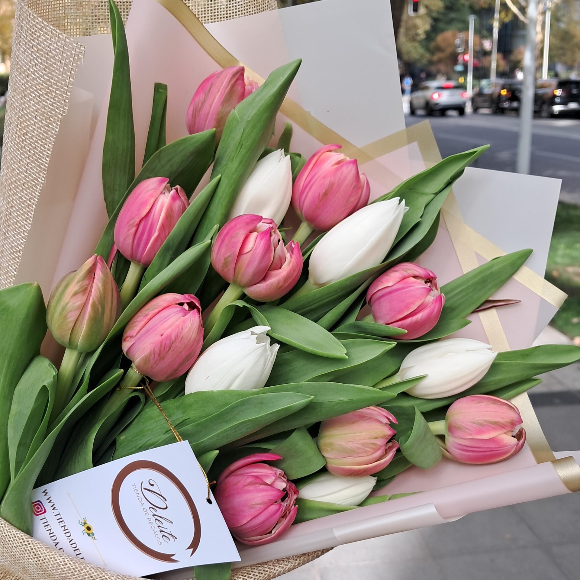 Ramo amor de mamá - Ramo de 15 tulipanes - Imagen 2