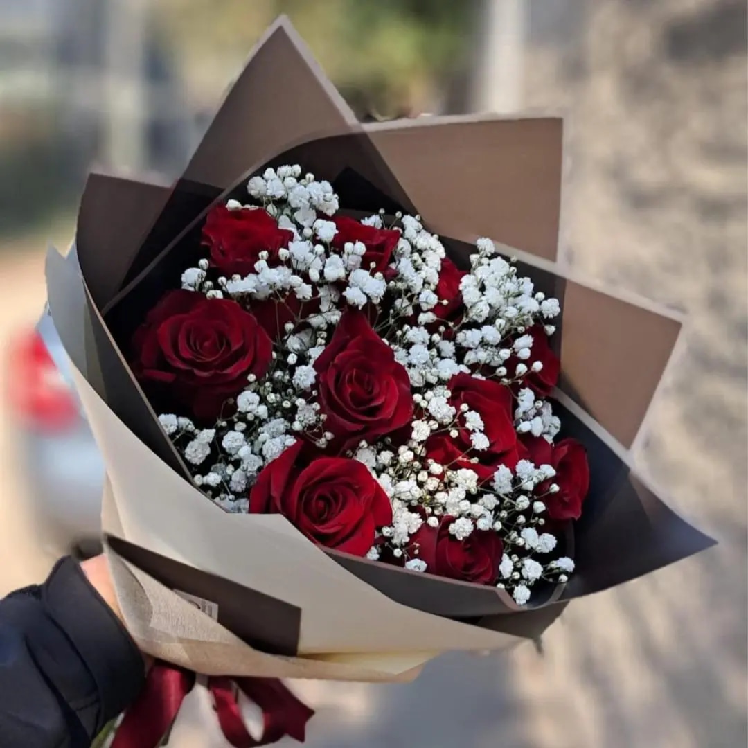 Ramo Romance - Ramo de 10 rosas más gypso