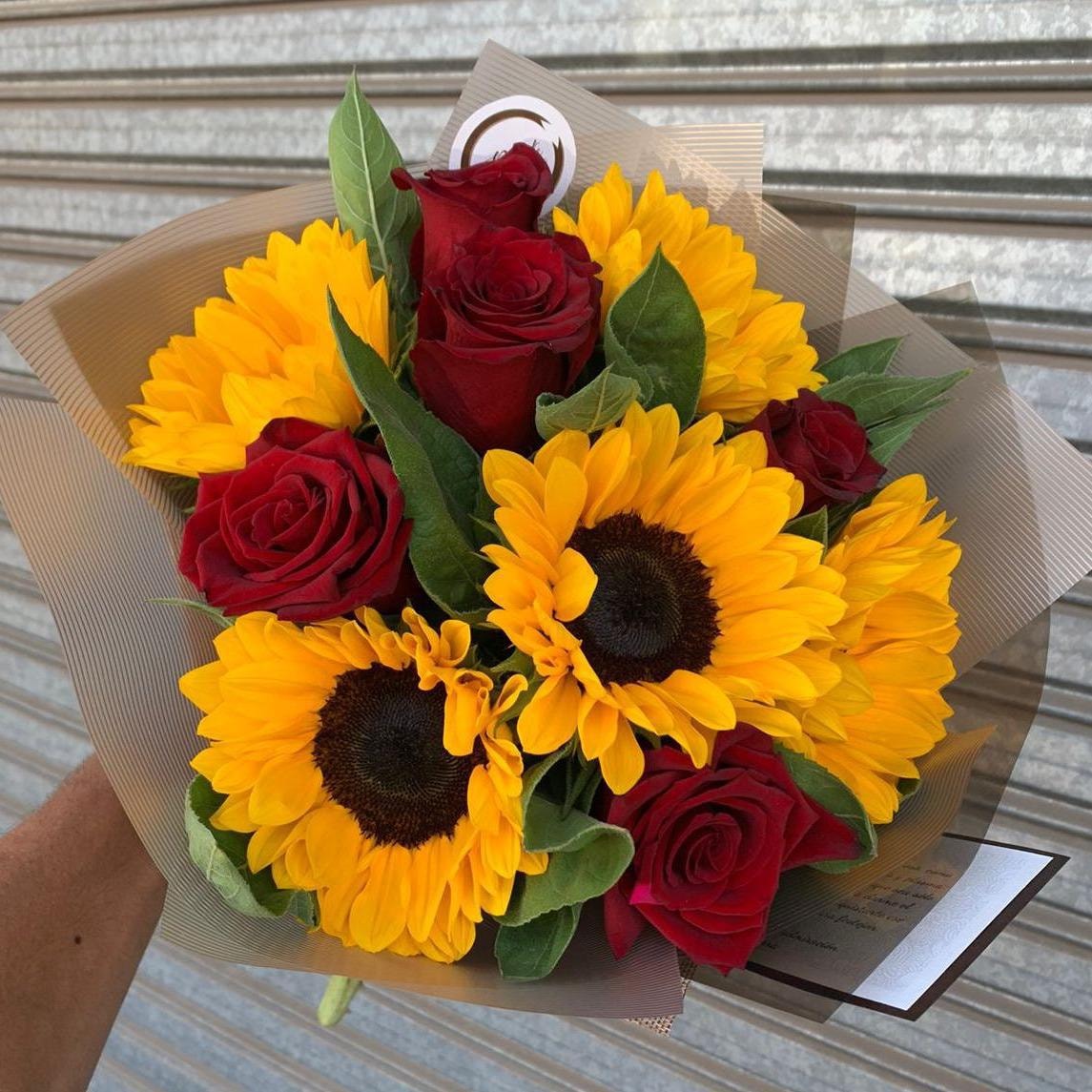 Ramo Amor & Sol - Ramo rosas rojas y girasol - Imagen 2